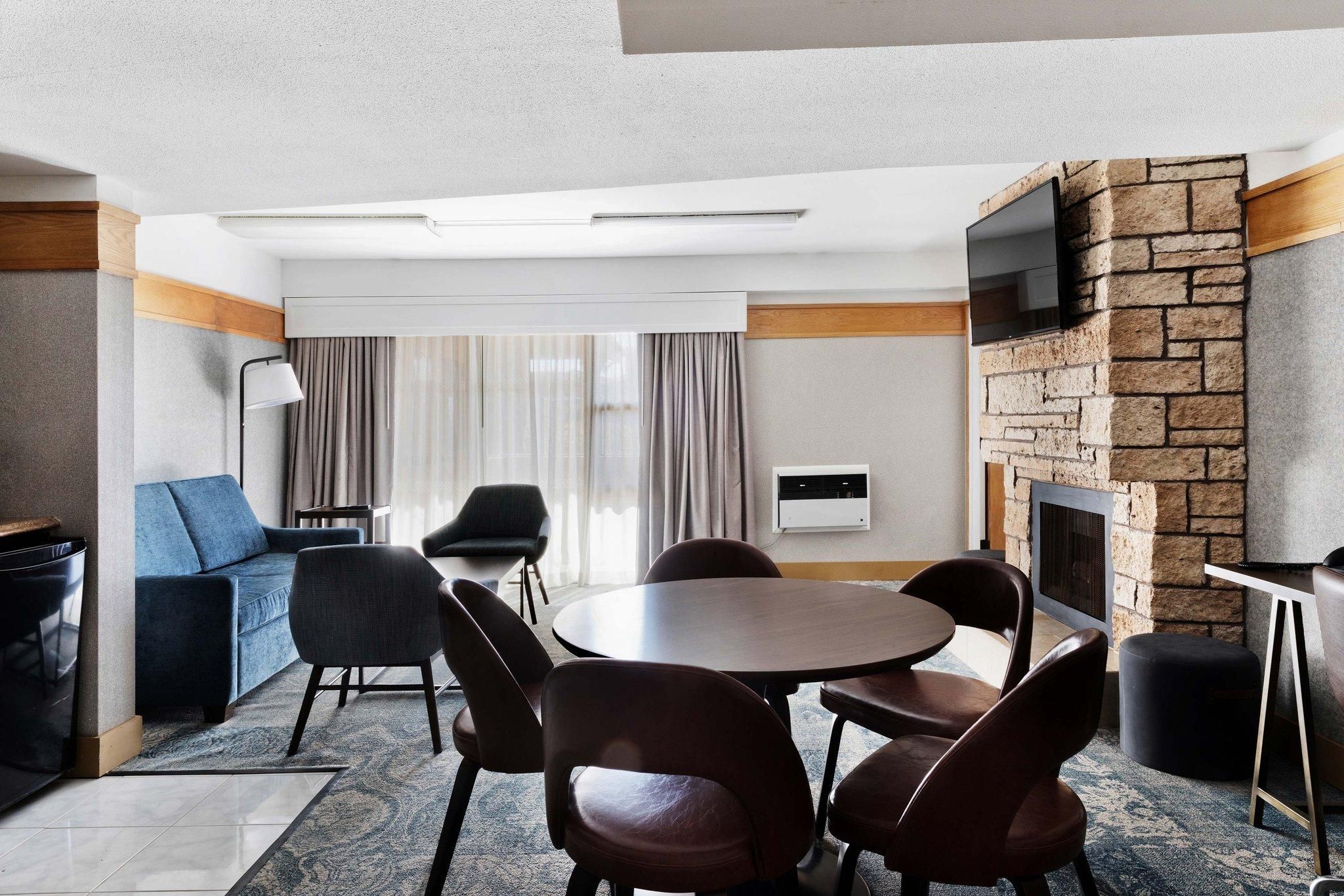 Larger Guest room, 1 King, Alternate: sofa bed, Fireplace