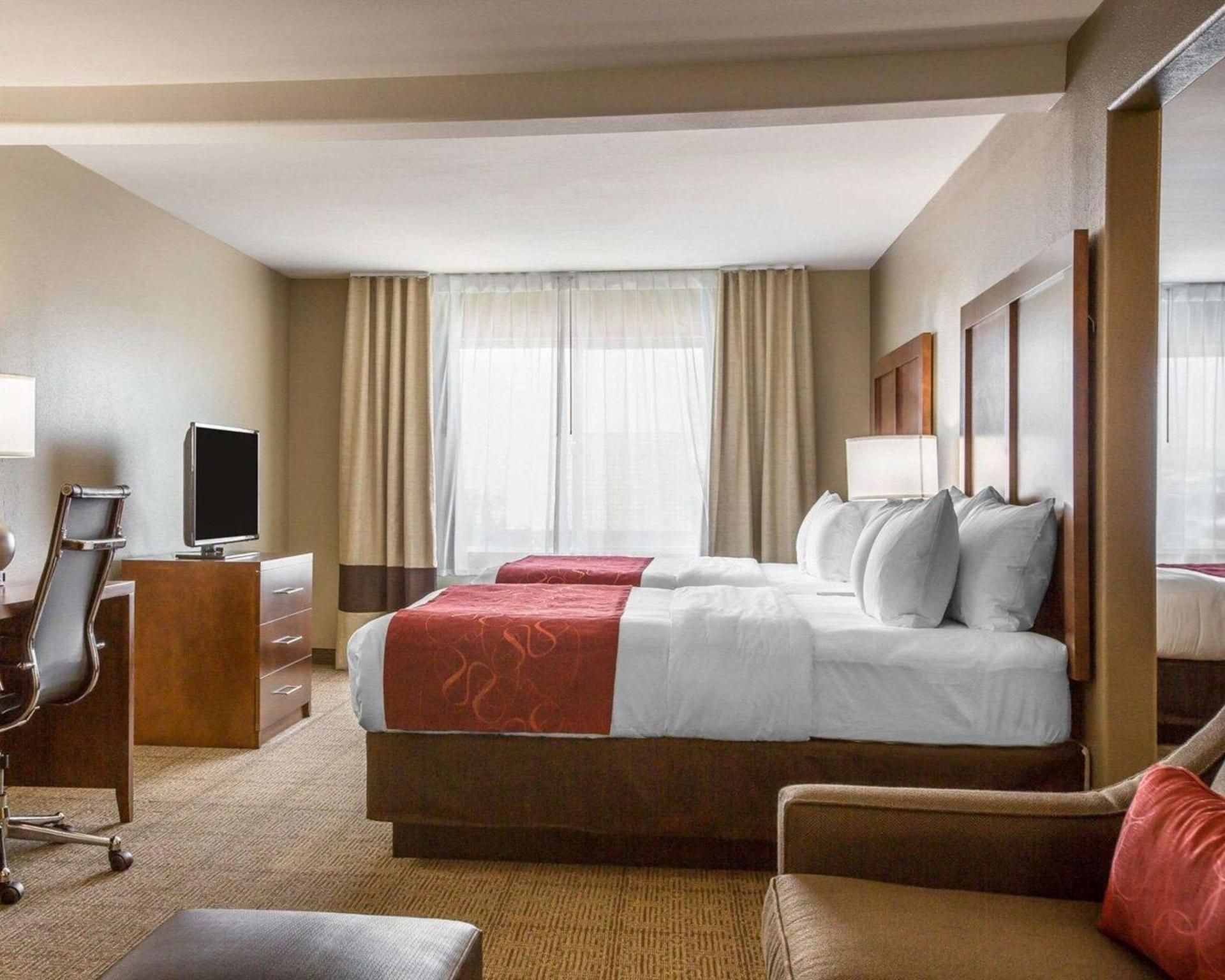 2 Queen Beds, Suite, Nonsmoking