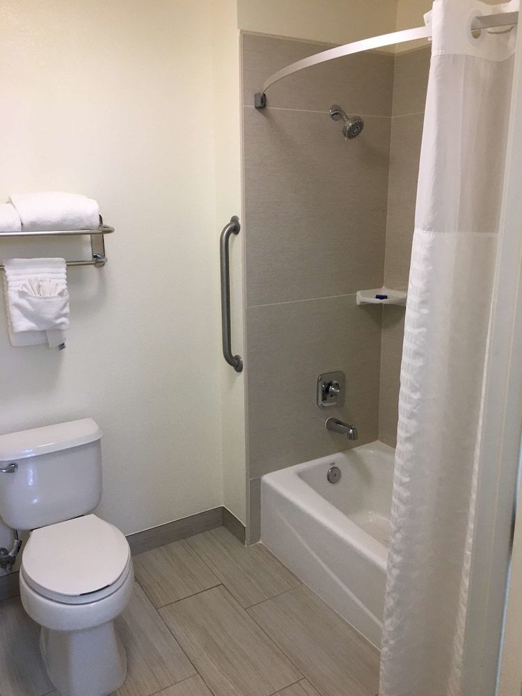 Best Western Visalia Hotel Suite, 1 Queen Bed, Accessible, Balcony (with Sofabed) 3