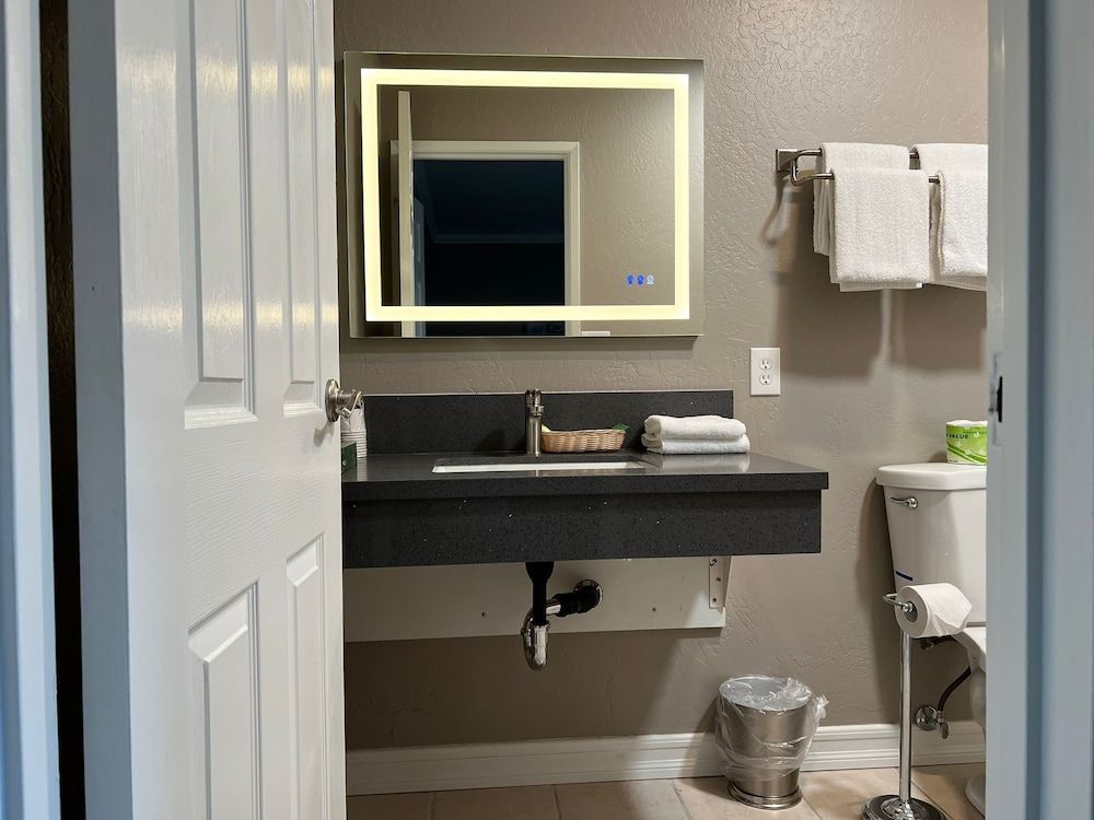 Lamp Liter Inn Cottage 4