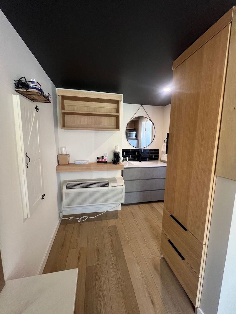 Lamp Liter Inn Premium Double Room 6