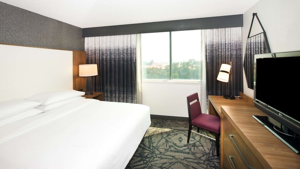 Premium Suite, 1 King Bed, Corner (2 Rooms)