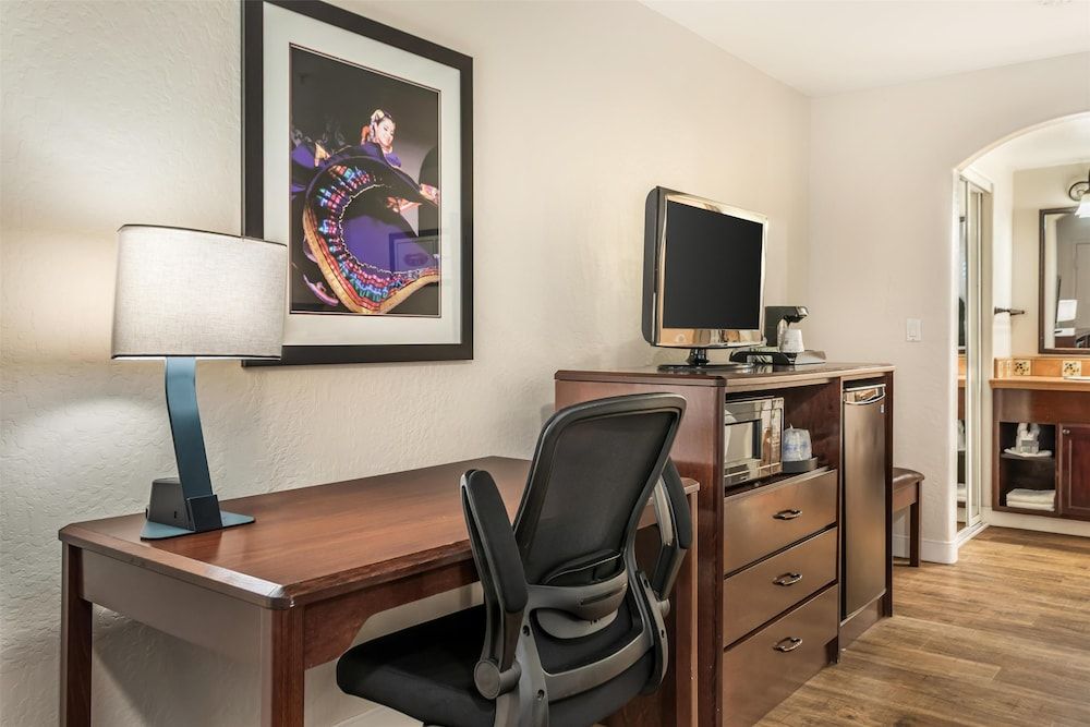 Best Western Rose Garden Inn Standard Room, 2 Queen Beds, Non Smoking, Refrigerator & Microwave 4