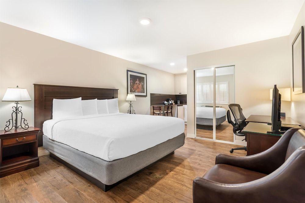 Standard Room, 1 King Bed, Non Smoking, Kitchenette (Shower Only)