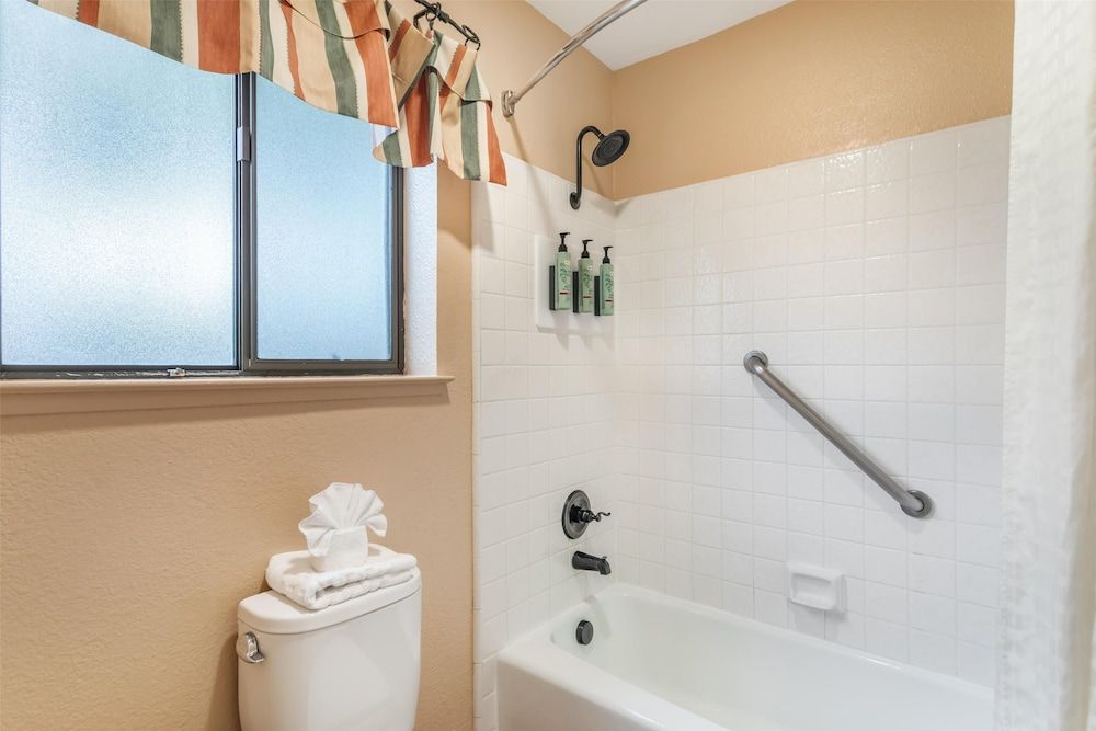 Best Western Rose Garden Inn Standard Room, 1 King Bed, Non Smoking, Refrigerator & Microwave 3