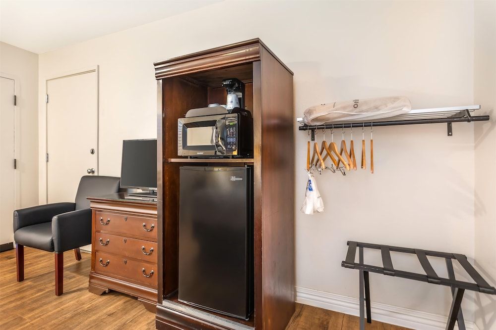 Best Western Rose Garden Inn Standard Room, 1 Queen Bed, Accessible, Bathtub 4