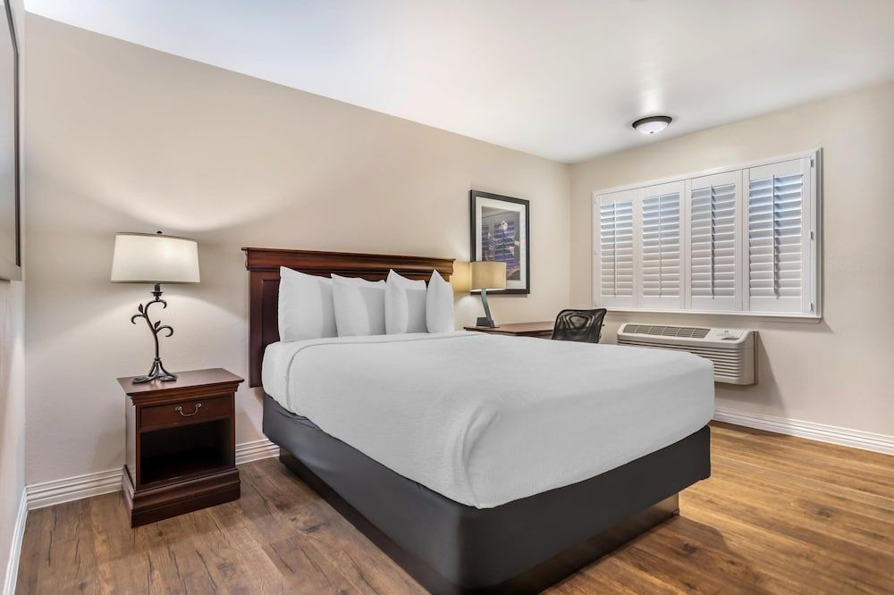 Best Western Rose Garden Inn Standard Room, 1 Queen Bed, Accessible, Bathtub 2