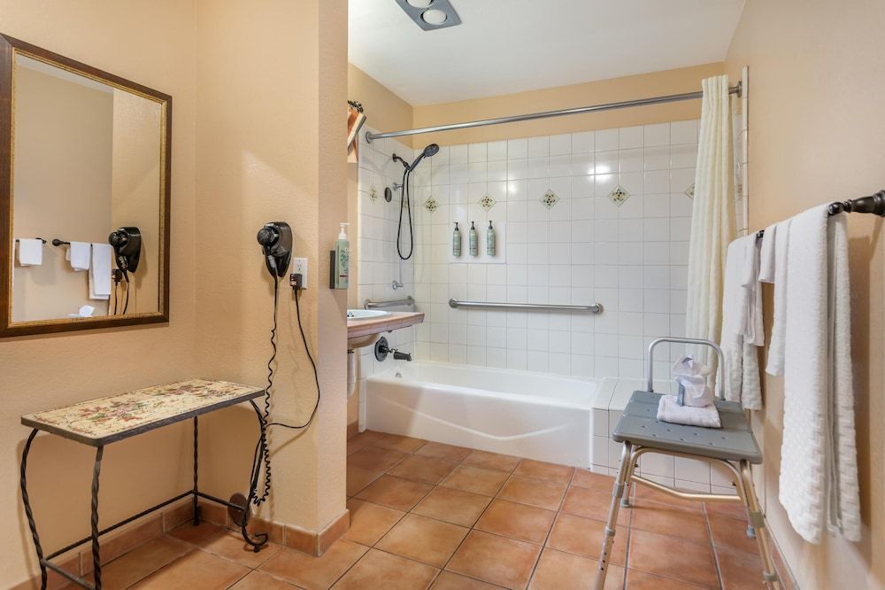 Best Western Rose Garden Inn Standard Room, 1 Queen Bed, Accessible, Bathtub 3