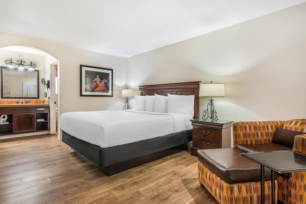 Best Western Rose Garden Inn Standard Room, 1 King Bed, Non Smoking, Refrigerator & Microwave