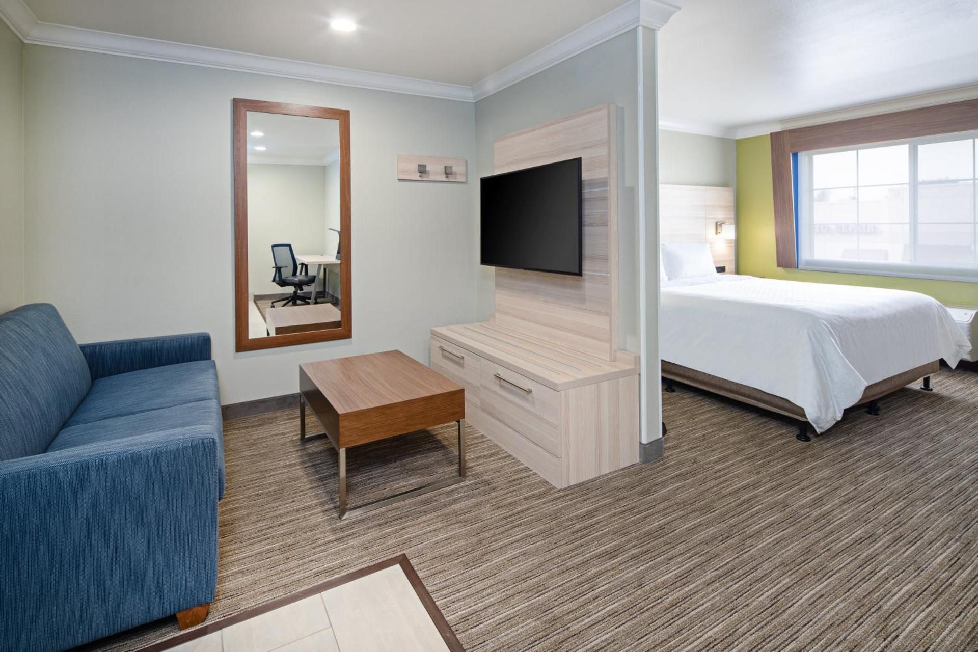 Deluxe Suite - Mobility Accessible - Non-Smoking