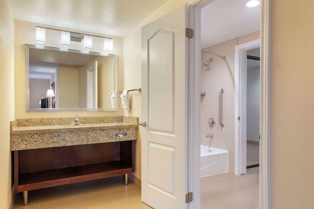 Best Western Plus West Covina Inn Standard Room, 1 King Bed, Non Smoking, Refrigerator & Microwave 4