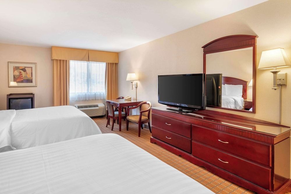 Best Western Plus West Covina Inn Standard Room, 2 Queen Beds, Non Smoking, Refrigerator 3