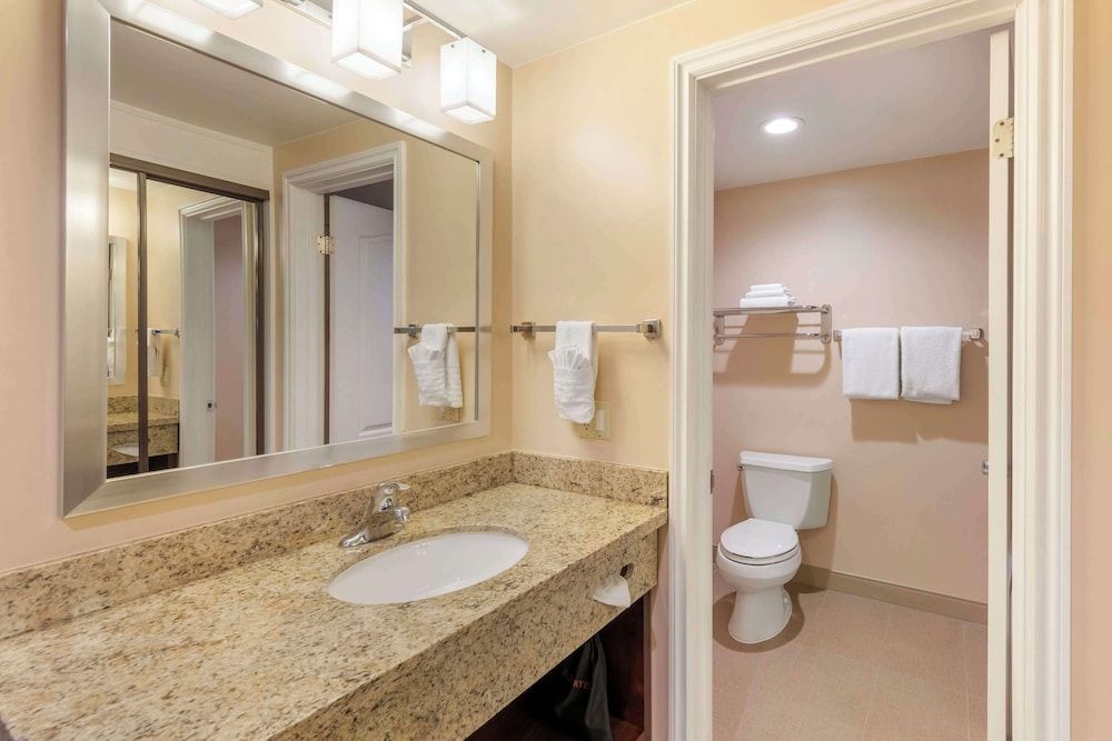 Best Western Plus West Covina Inn Standard Room, 1 King Bed, Non Smoking, Refrigerator & Microwave 3