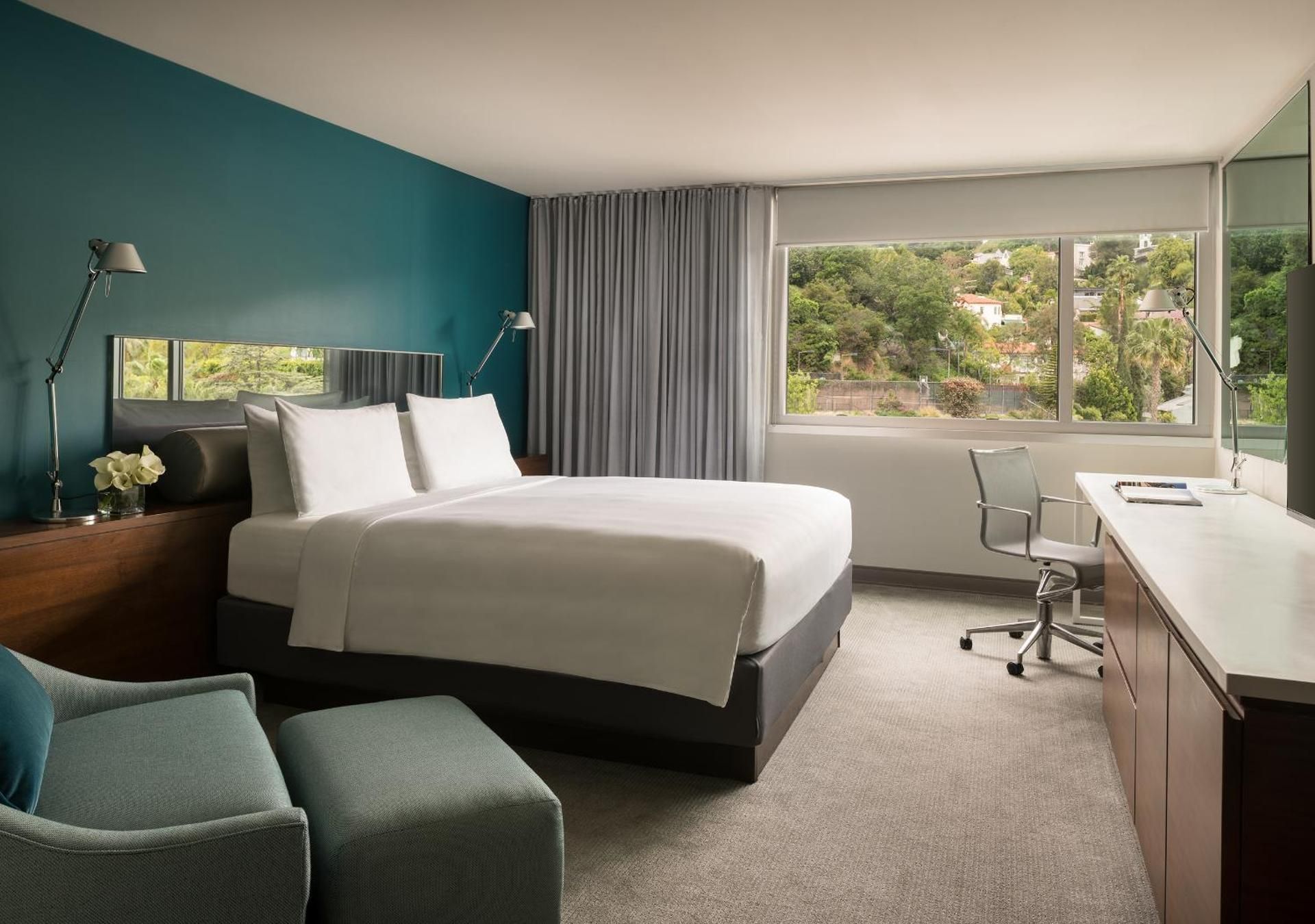 1 King Bed Hollywood Hills View