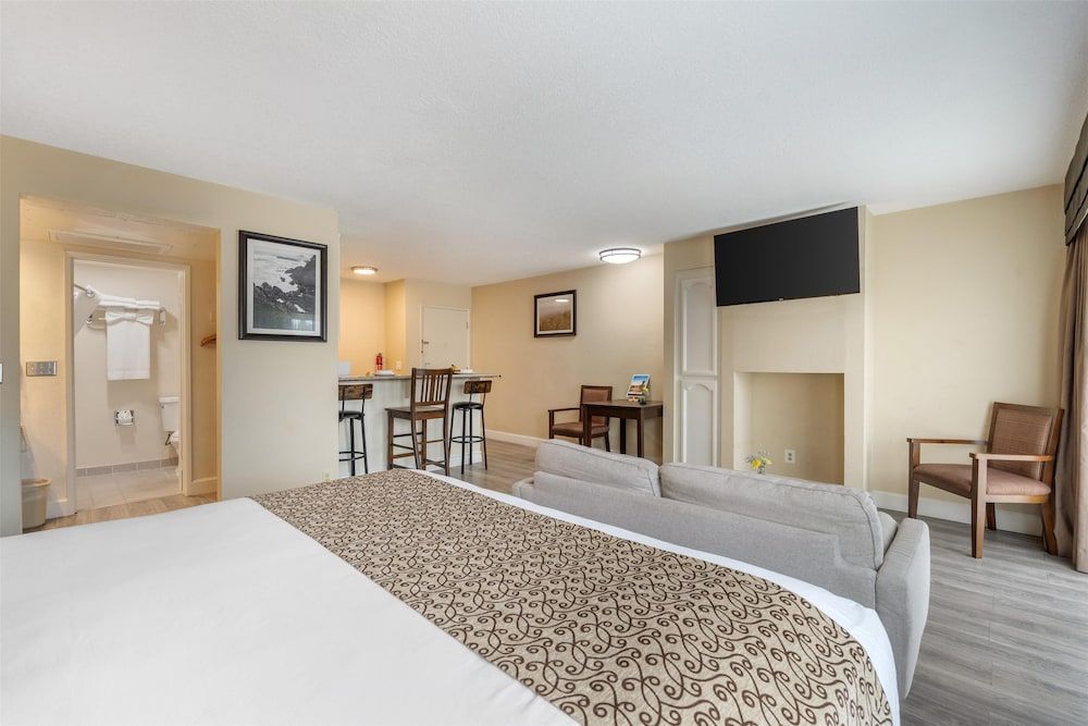 Suite, 1 King Bed, Non Smoking, Kitchenette