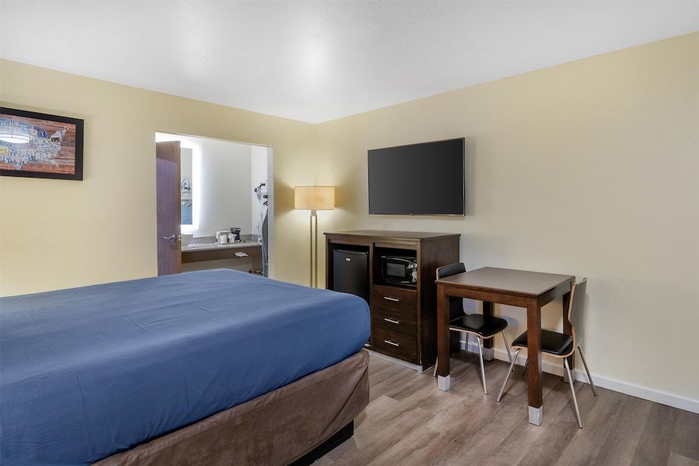 Standard Room, 1 King Bed, Accessible, Refrigerator & Microwave
