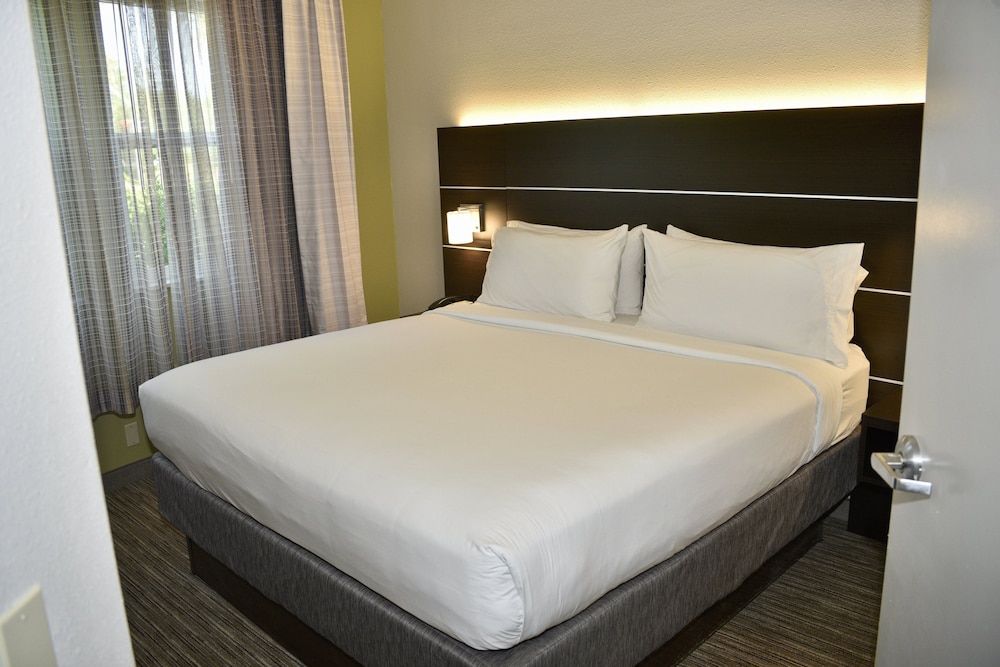 Standard Room, 1 King Bed (Extra Floor Space)