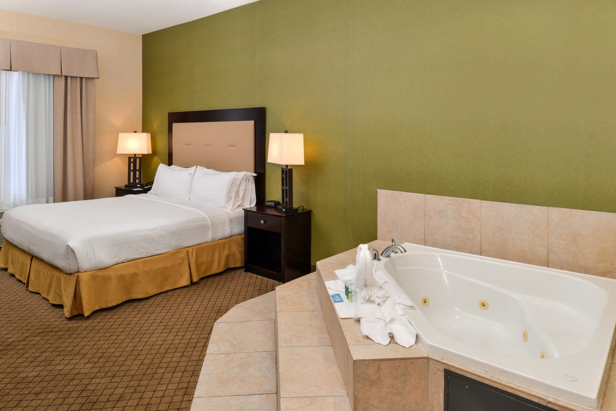 1 King Bed Suite Jetted Tub