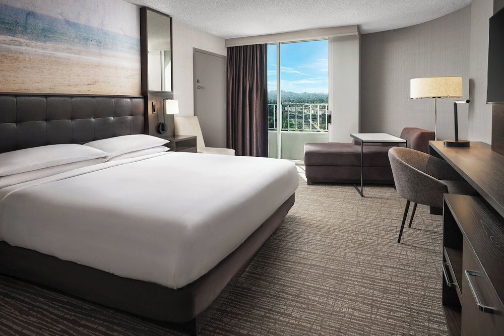 Premier Room, 1 King Bed, Non Smoking, Balcony