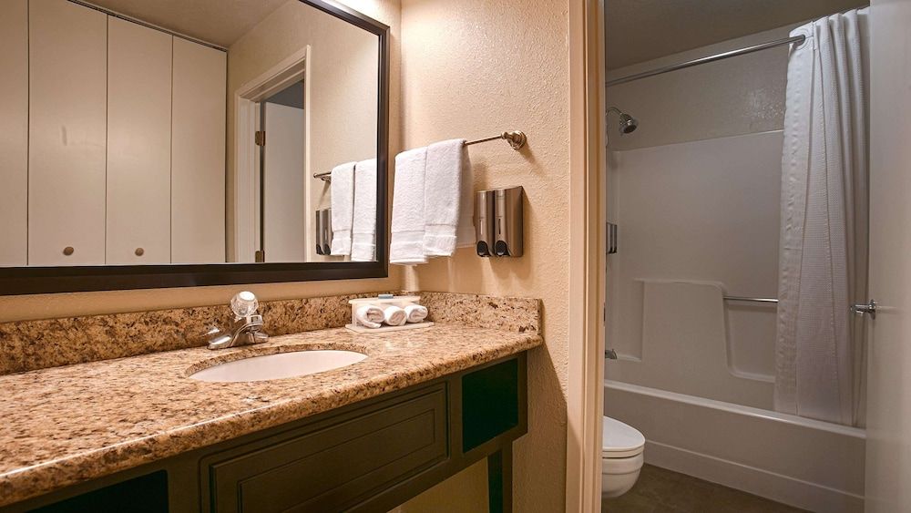 Best Western Yuba City Inn Standard Room, 2 Queen Beds, Non Smoking, Refrigerator & Microwave 3