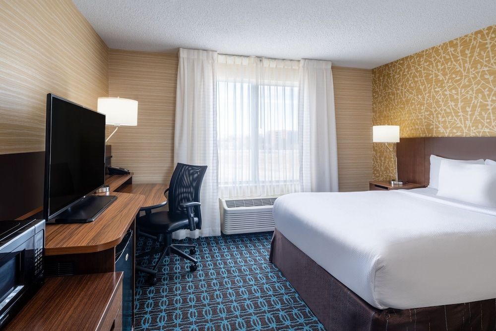 Room, 1 King Bed, Non Smoking (Mobility Accessible, Roll-In Shower)
