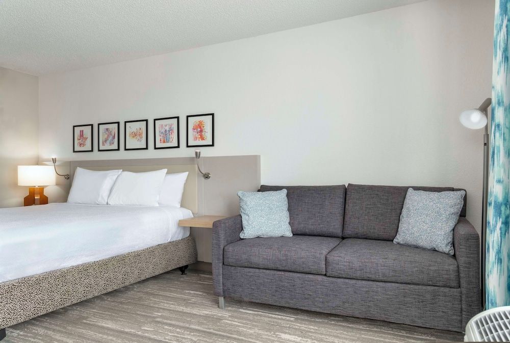 Comfort Room, 1 King Bed, Accessible (Hearing)