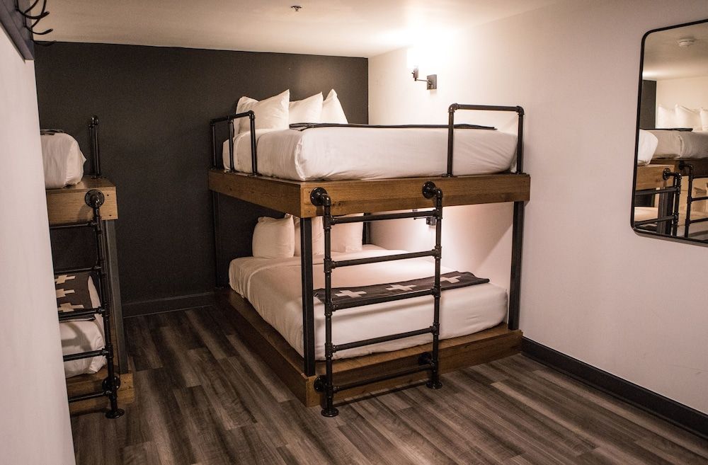 Crashpad Suite, 4 Queen and Sofa Bed