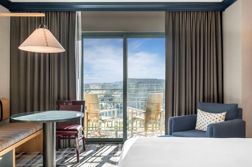 Omni Interlocken Deluxe Room, 1 King Bed, Balcony (Classic) 18