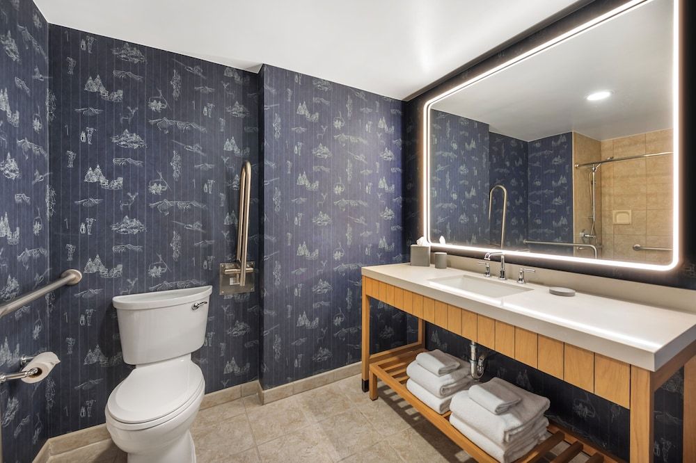 Omni Interlocken Deluxe Room, 1 King Bed (Classic ADA) 9