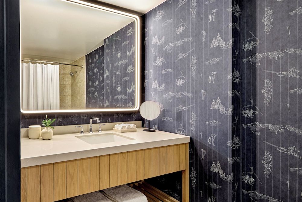 Omni Interlocken Deluxe Room, 1 King Bed, Balcony (Classic) 12