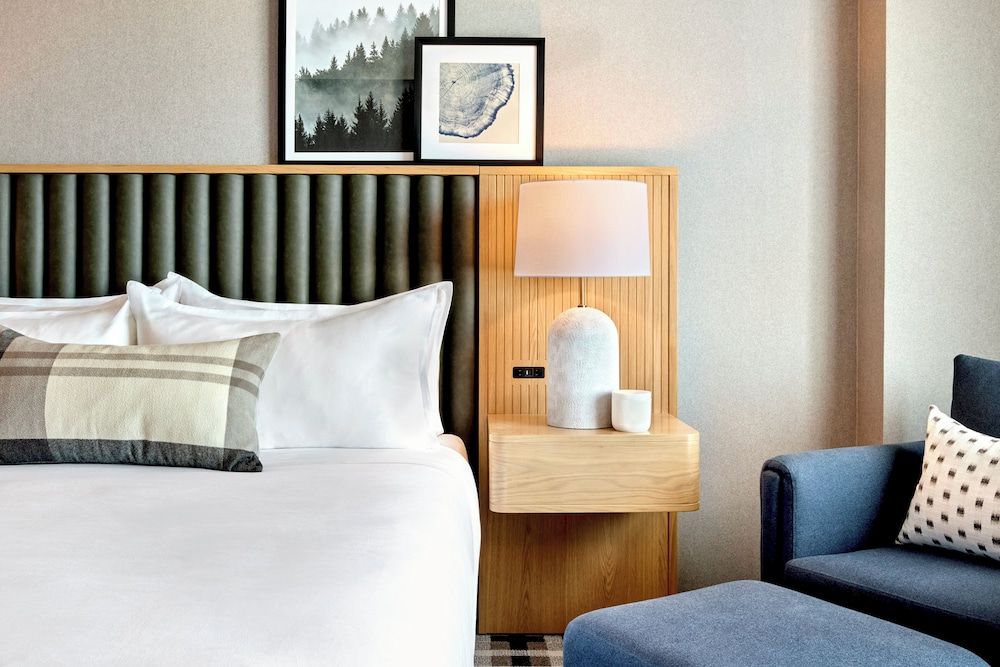 Omni Interlocken Deluxe Room, 1 King Bed, Balcony (Classic) 2