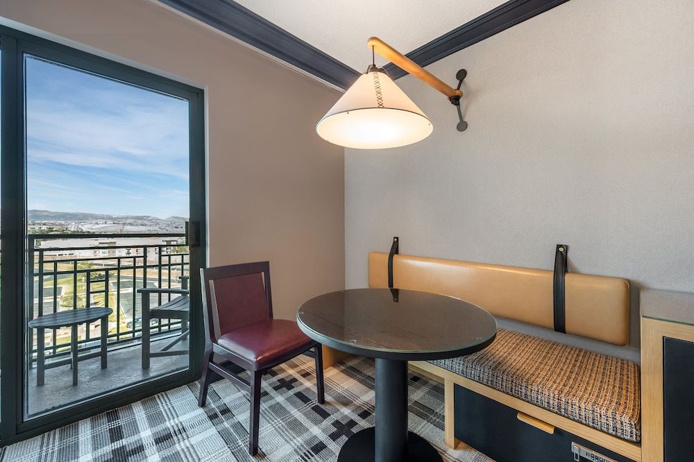 Omni Interlocken Deluxe Room, 1 King Bed, Balcony (Classic) 17