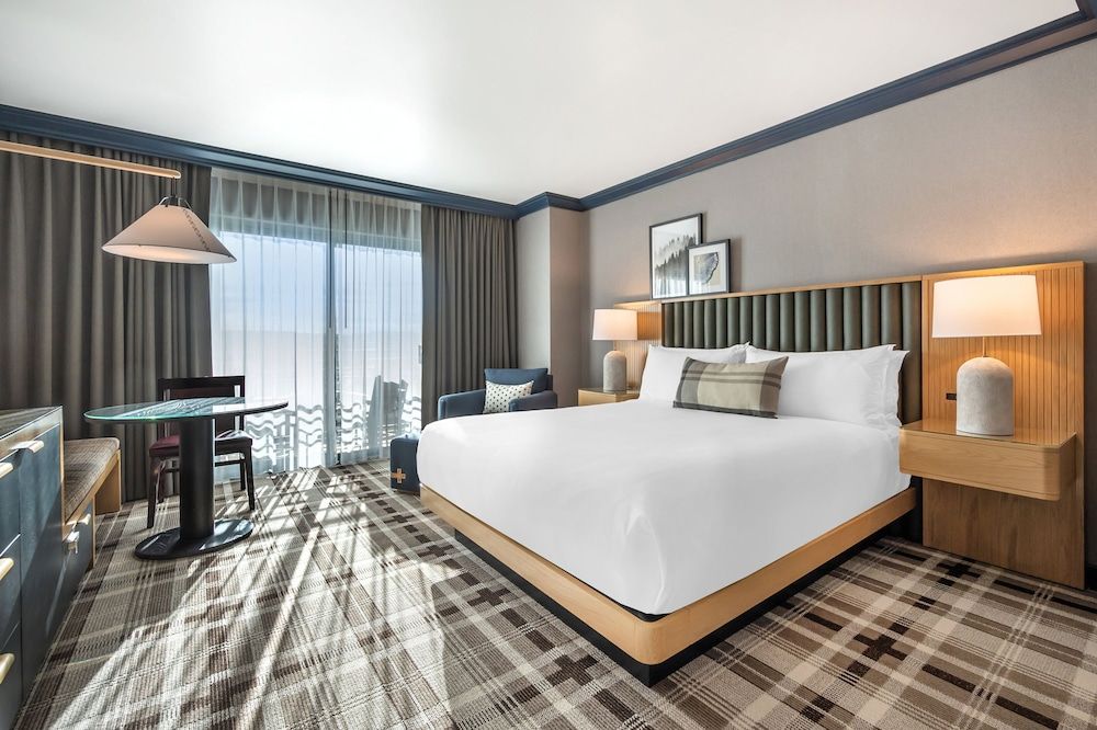 Omni Interlocken Deluxe Room, 1 King Bed, Balcony (Classic) 7