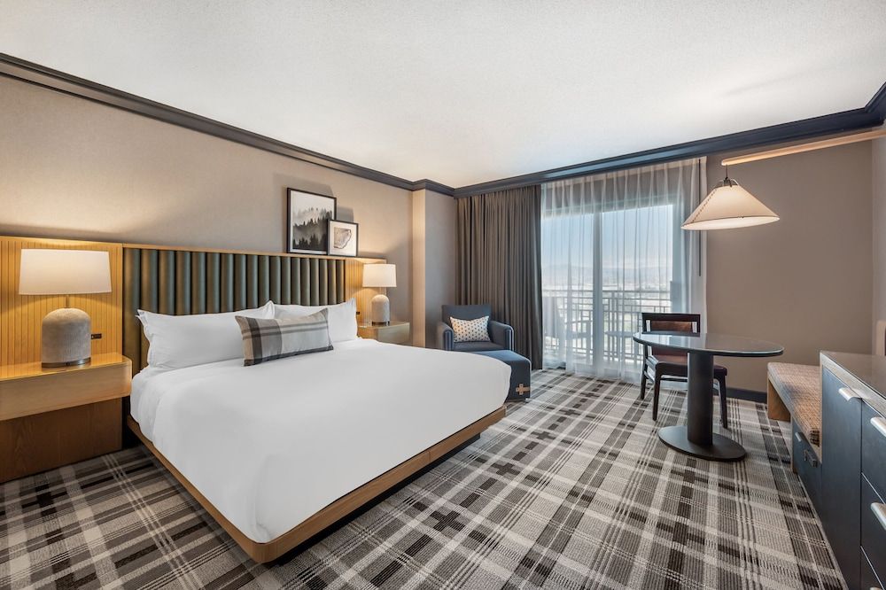 Omni Interlocken Deluxe Room, 1 King Bed, Balcony (Classic) 8