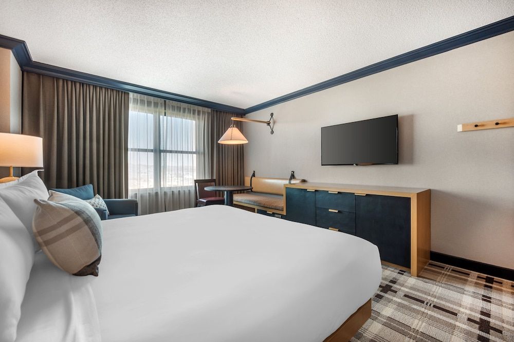 Omni Interlocken Deluxe Room, 1 King Bed (Classic ADA) 7