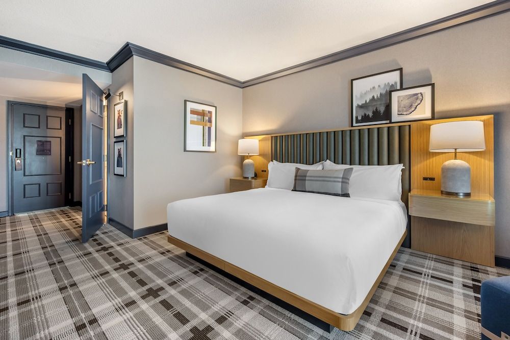 Omni Interlocken Deluxe Room, 1 King Bed (Classic ADA) 5