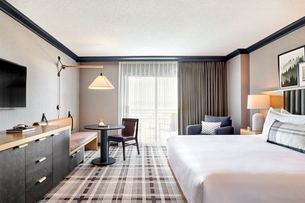 Omni Interlocken Deluxe Room, 1 King Bed, Balcony (Classic) 9