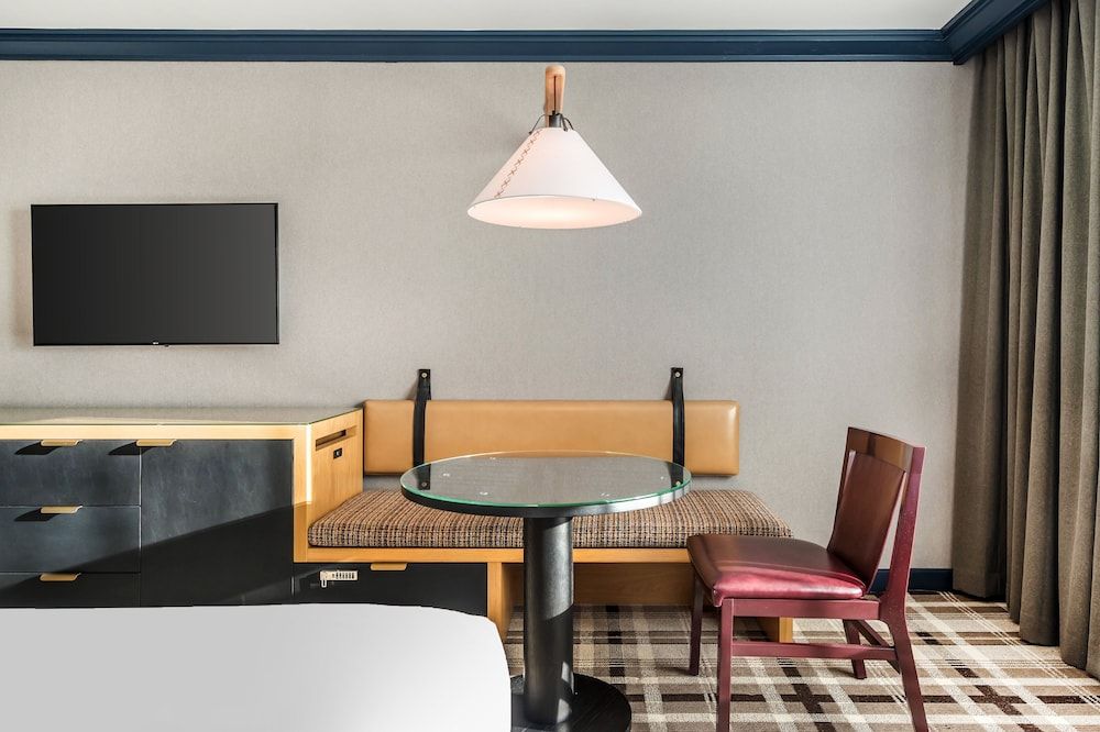 Omni Interlocken Deluxe Room, 1 King Bed, Balcony (Classic) 16