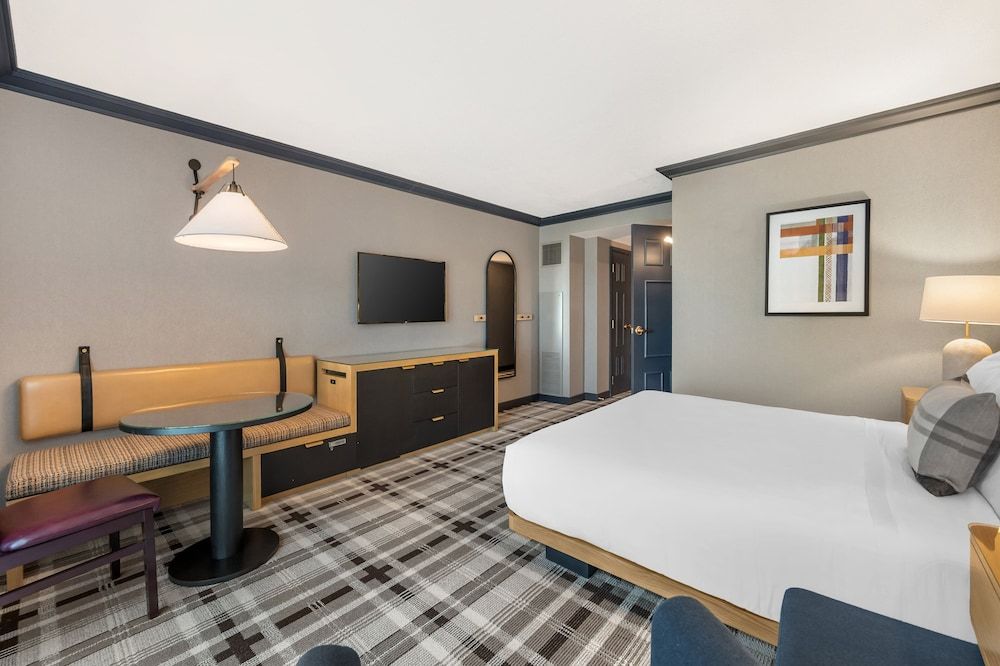 Omni Interlocken Deluxe Room, 1 King Bed, Balcony (Classic) 5