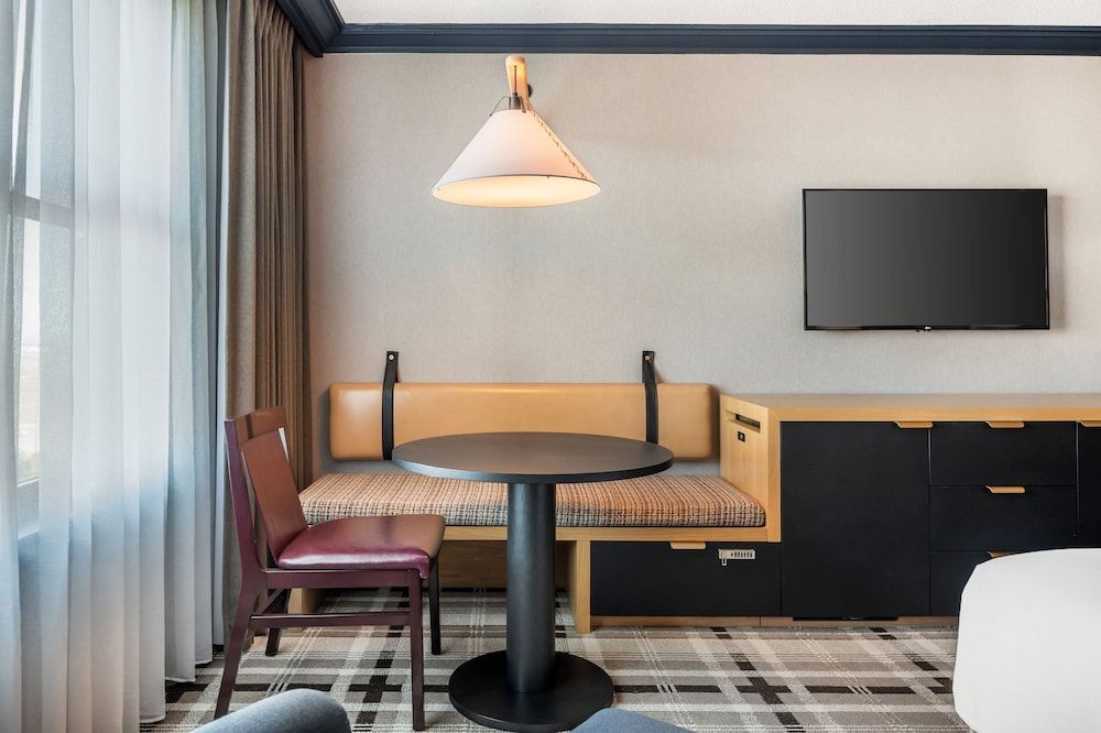 Omni Interlocken Deluxe Room, 1 King Bed (Classic ADA) 13