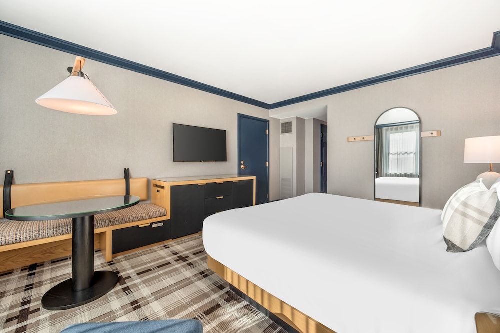 Omni Interlocken Deluxe Room, 1 King Bed, Balcony (Classic) 3