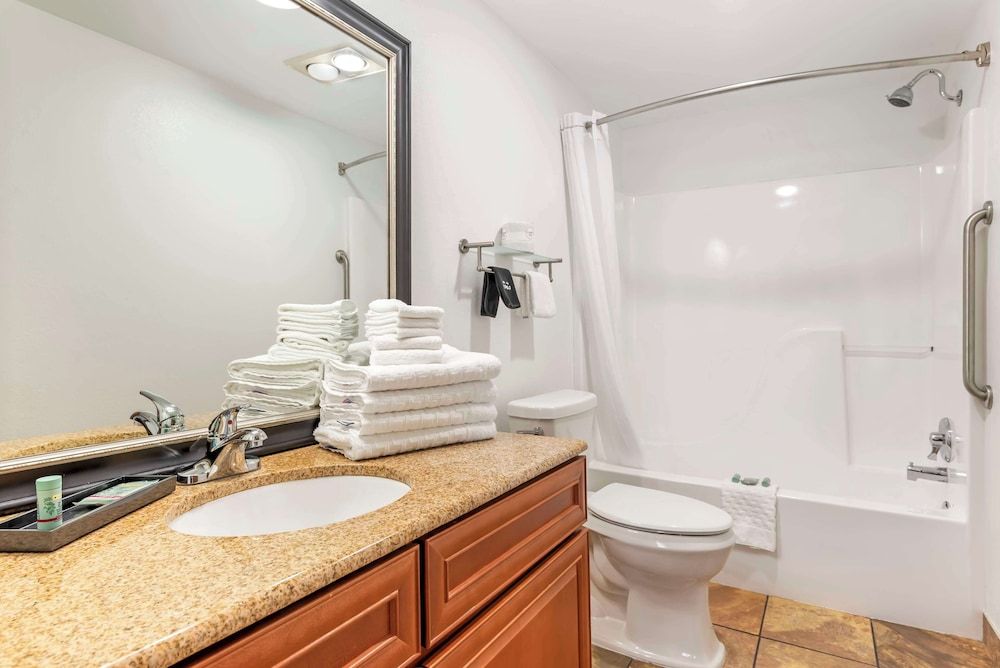 Best Western Canon City Standard Room, 1 King Bed, Non Smoking, Kitchenette 4