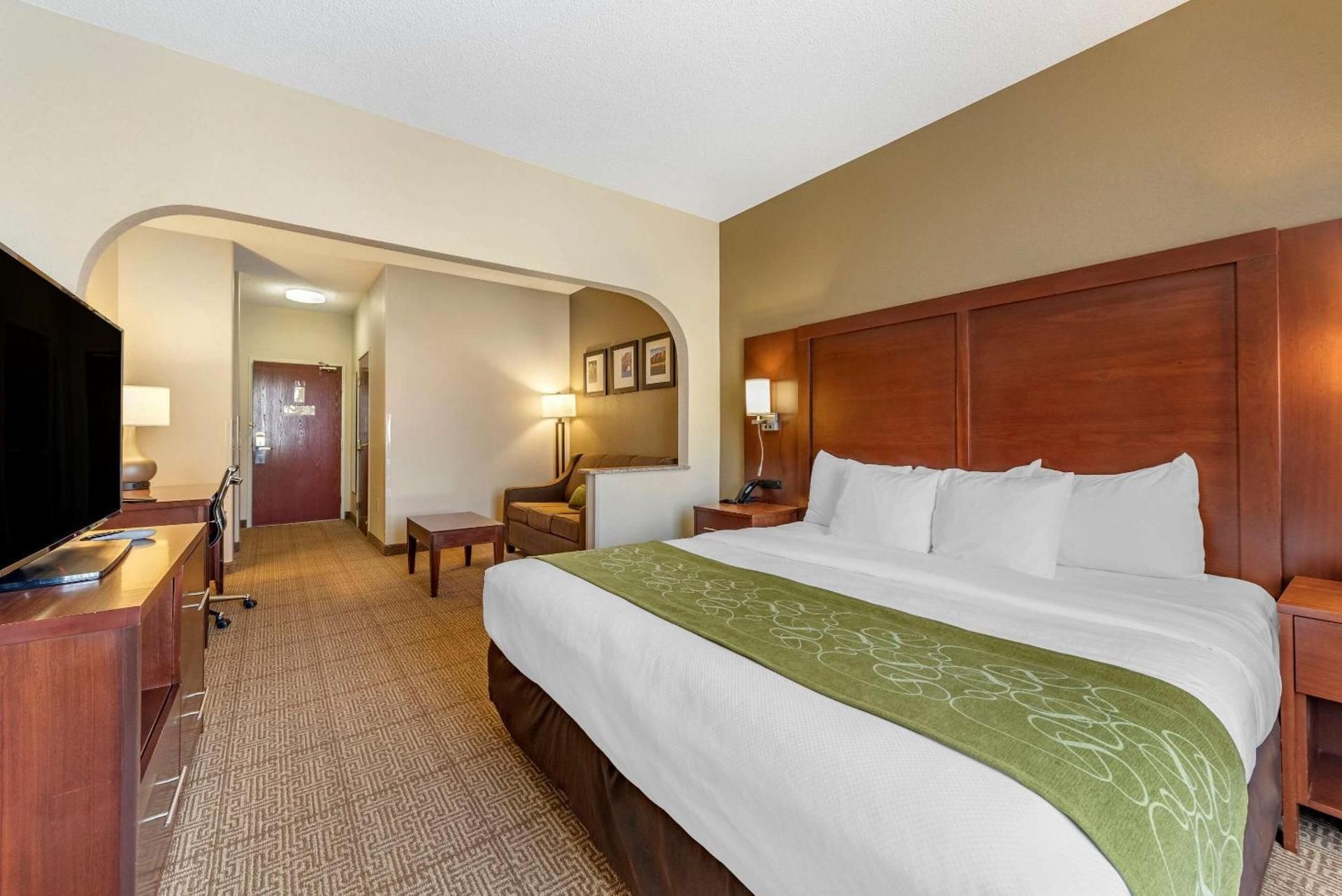 1 King Bed, Business Room, Suite, Non-Smoking, Upgrade