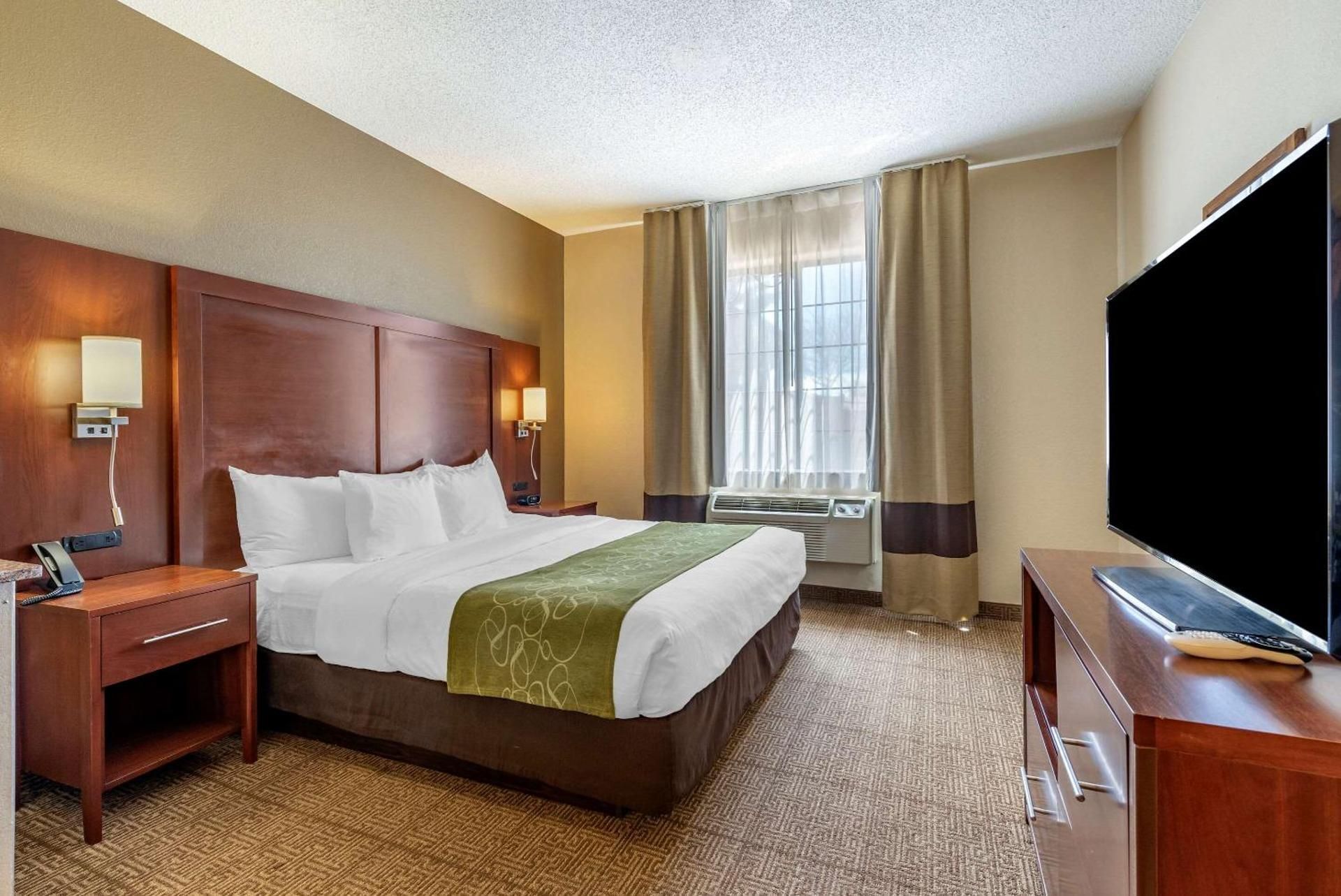1 King Bed, Business Room, Suite, Non-Smoking, Upgrade
