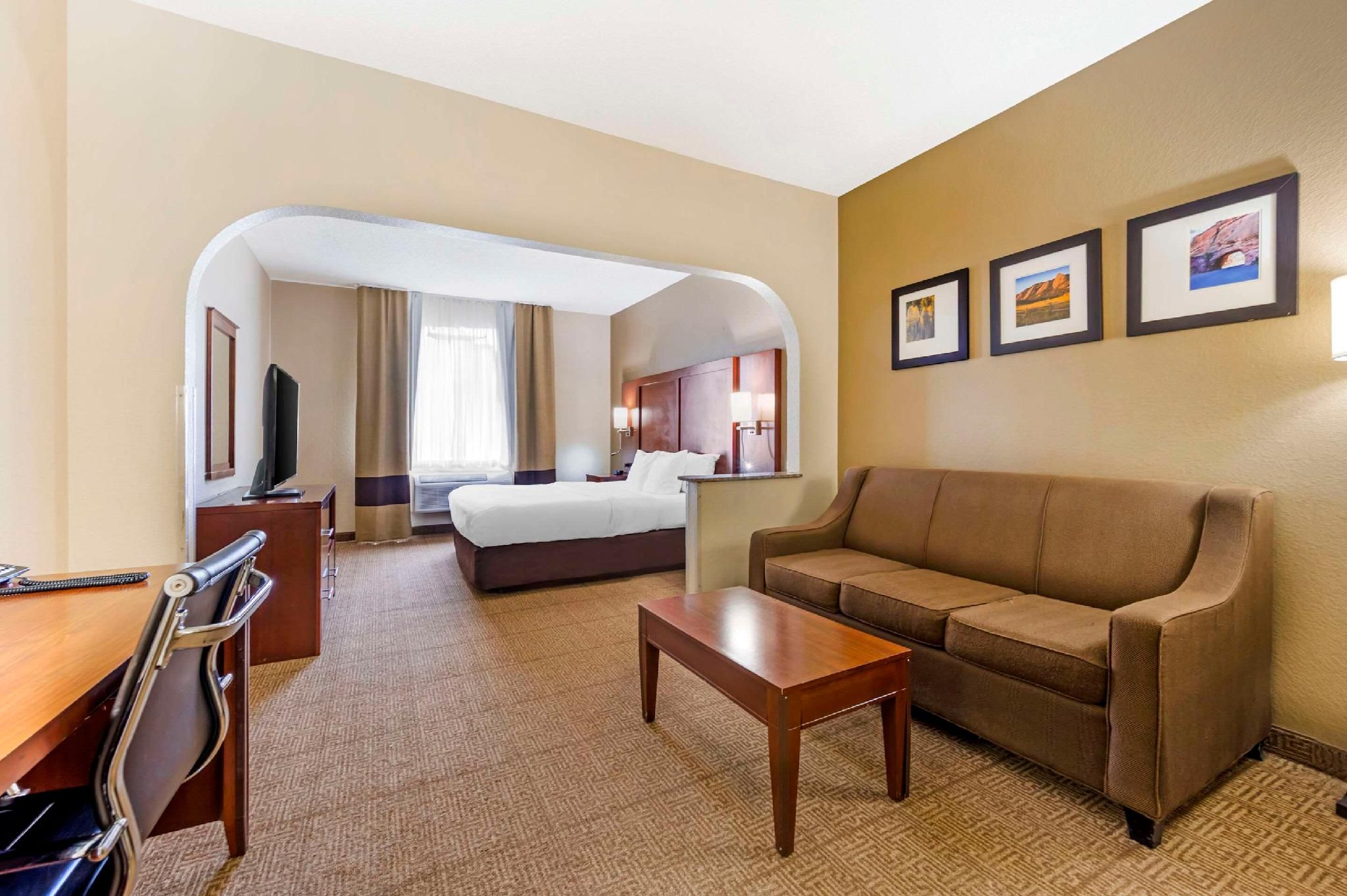 1 King Bed, Suite, Nonsmoking