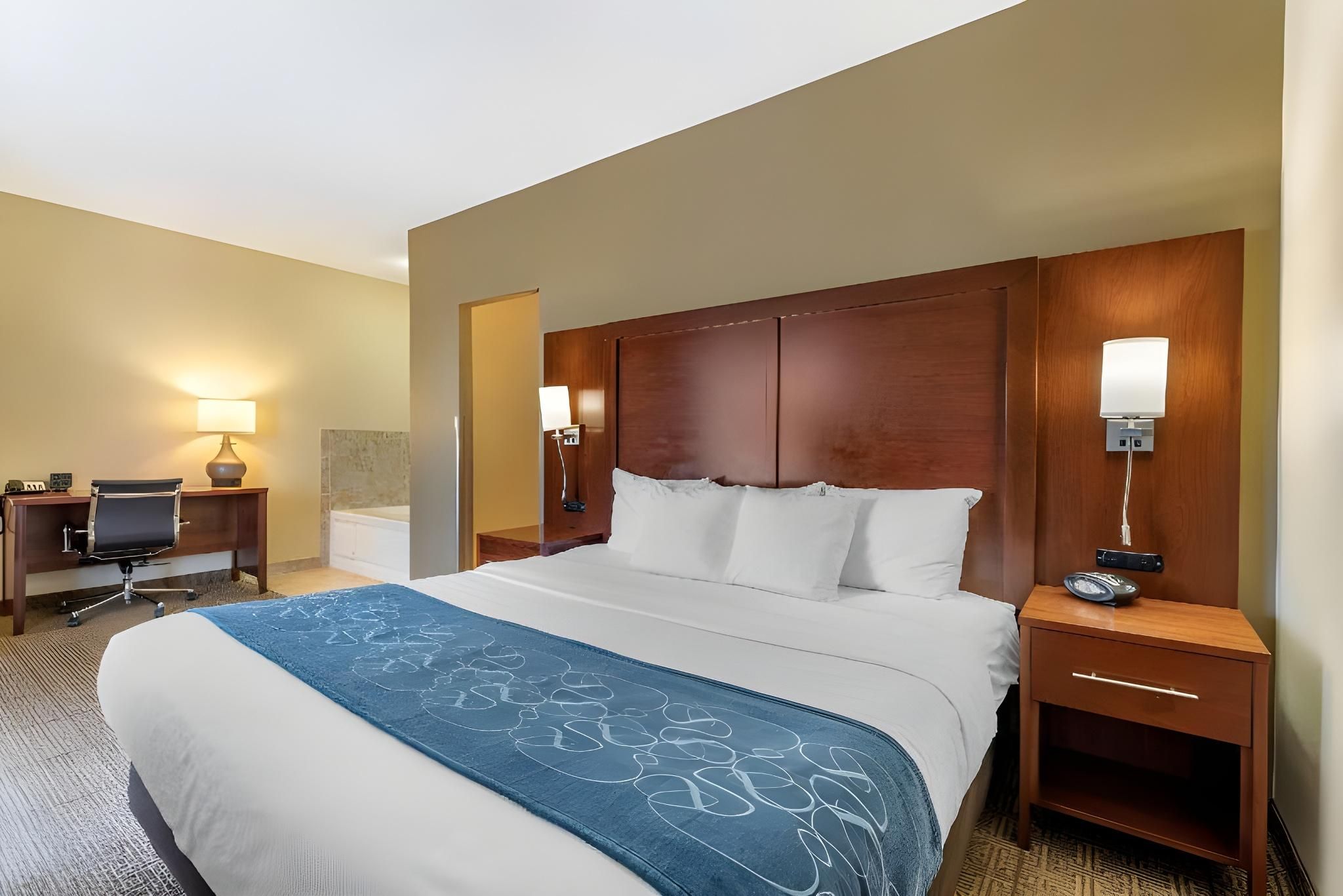 1 King Bed, Suite, Non-Smoking
