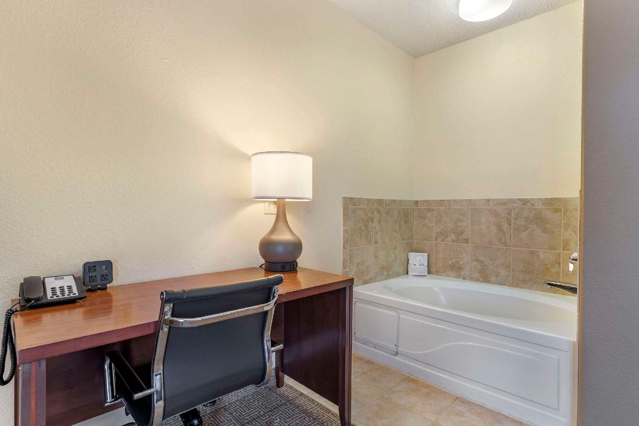 1 King Bed, Business Room, Suite, Nonsmoking, Upgrade