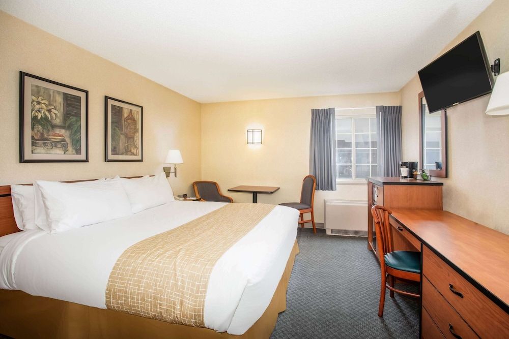 Room, 1 King Bed, Accessible, Non Smoking (Mobility)
