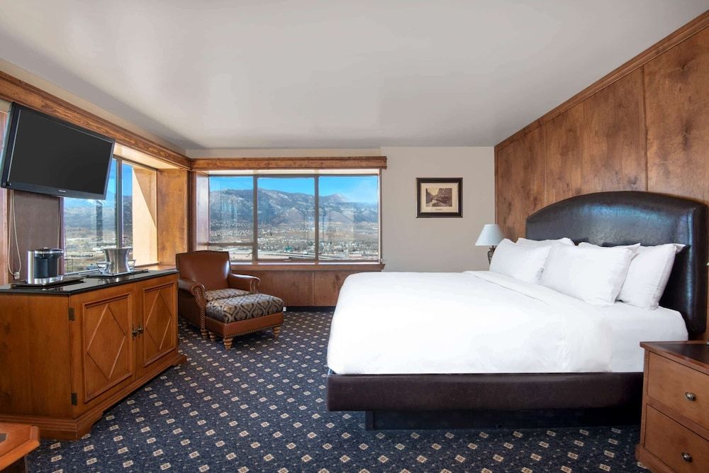 Room, 1 King Bed, Non Smoking (Mountain View, Corner)