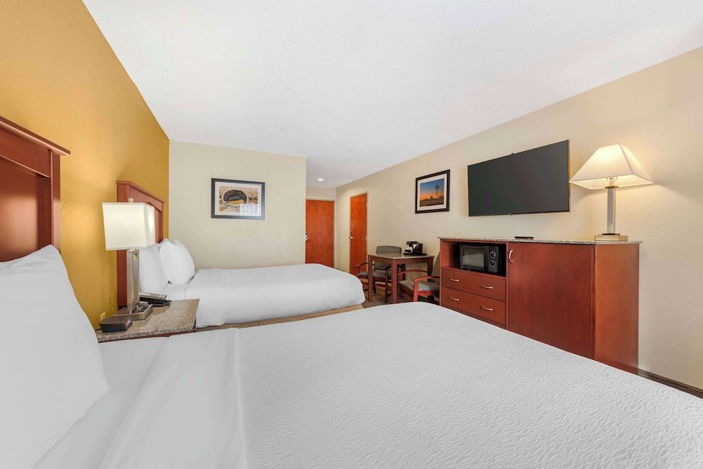 Standard Room, 2 Double Beds, Accessible, Bathtub